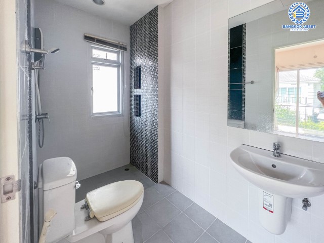 *****บ้านเดี่ยวมือสองย่านนนทบุรีฯ ม.ไลฟ์บางกอกบูเลอวาร์ด ราชพฤกษ์-รัตนาธิเบศร์ เนื้อที่กว้างขวางมากถึง 63 ตร.ว.  ฟังก์ชัน 3 ห้องนอน 3 ห้องน้ำ ที่จอดรถ 2 คัน บนทำเลแห่งการเดินทาง ใกล้รถไฟฟ้าสายสีม่วง "สถานีท่าอิฐ" เชื่อมต่อถนนราชพฤกษ์